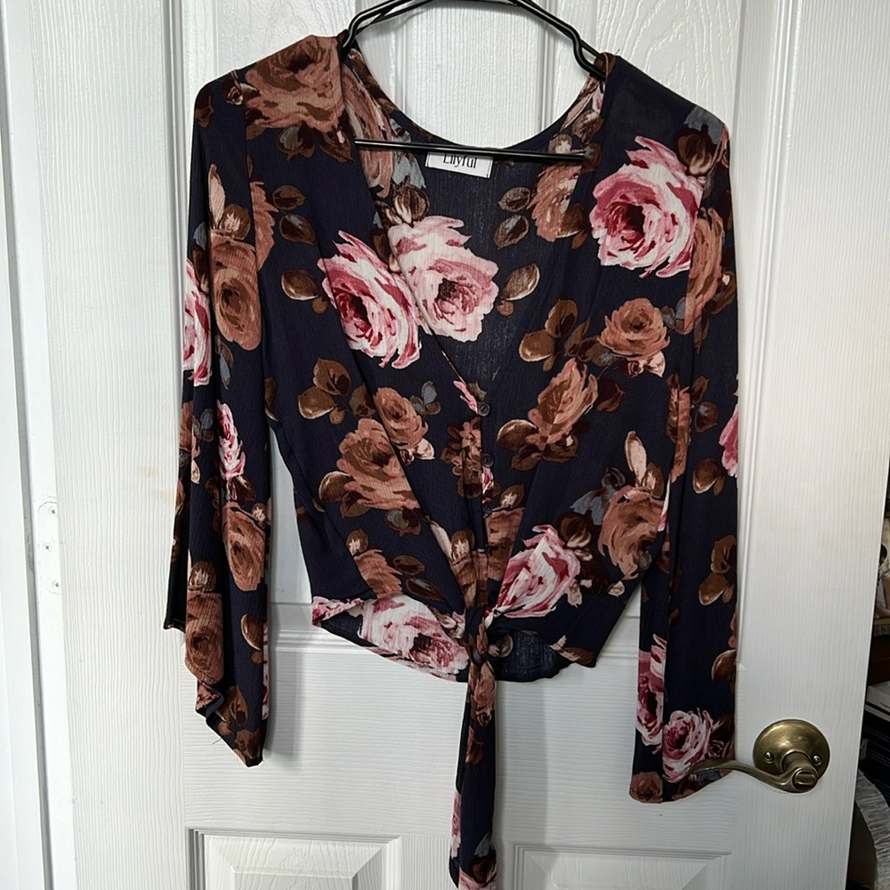 Lilyful low cut vintage top
